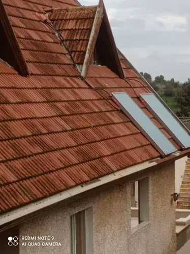 התקנת קולטים על גג רעפים